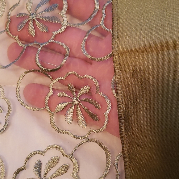 Table Runner - Picture 3 of 4